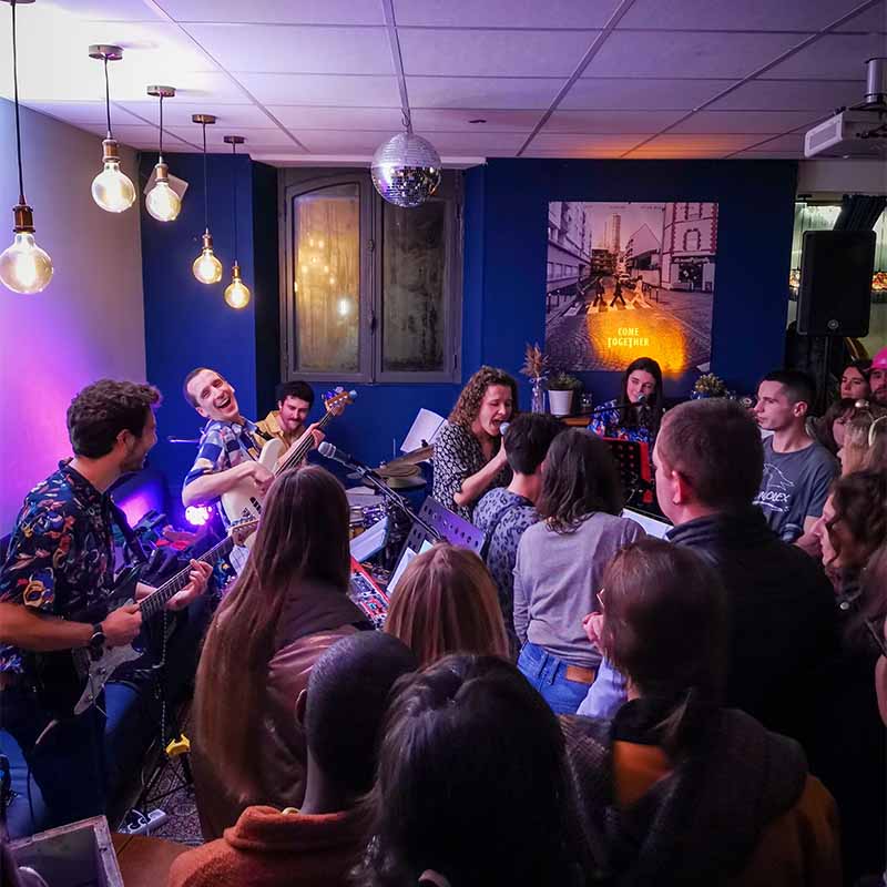 Visuel de l'événement Festival Mythos : Karaoké kids – Plaisir Coupable - dimanche 12 avril 2026